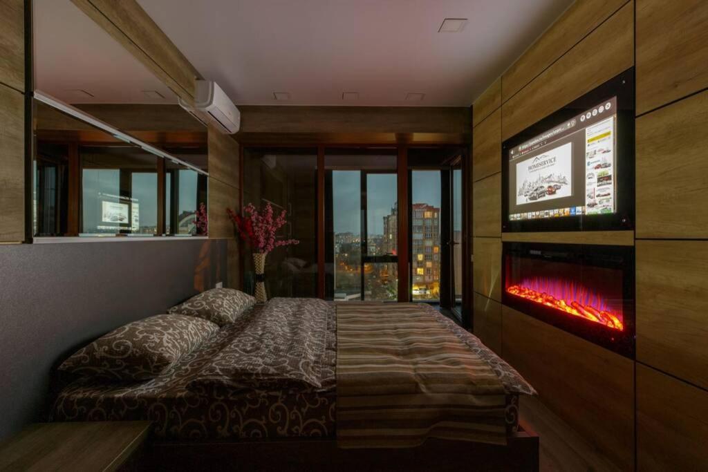 City Center. Panoramic Windows. Fireplace. キシナウ エクステリア 写真