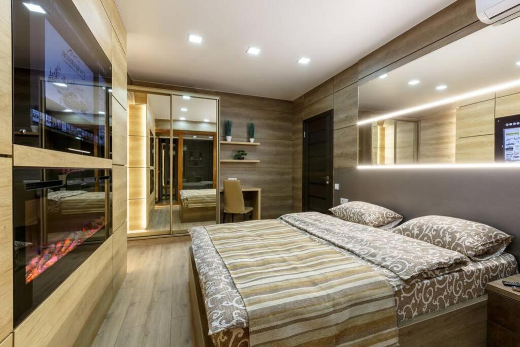 City Center. Panoramic Windows. Fireplace. キシナウ エクステリア 写真